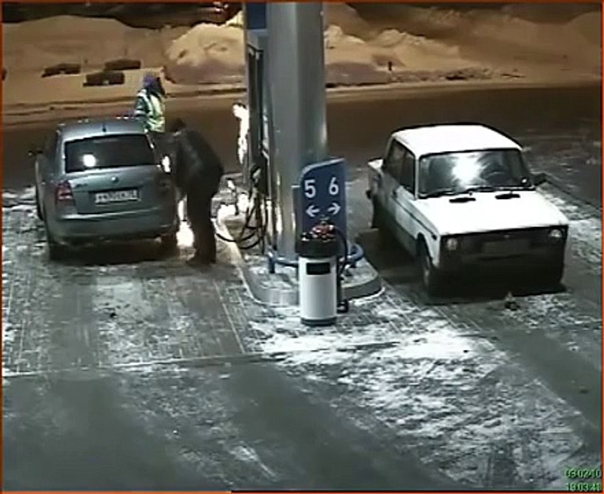 Le réservoir d'une voiture prend feu dans une station-service.