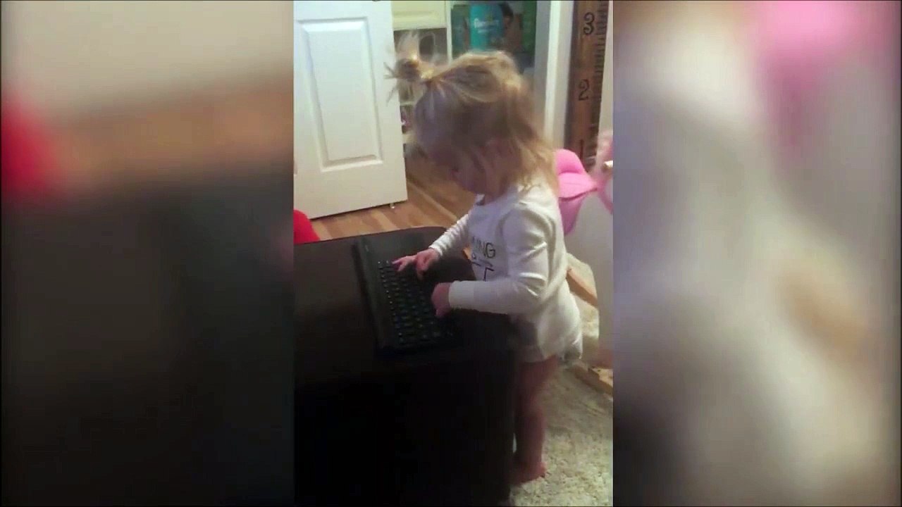 Fillette prise en flag avec l'ordi de papa