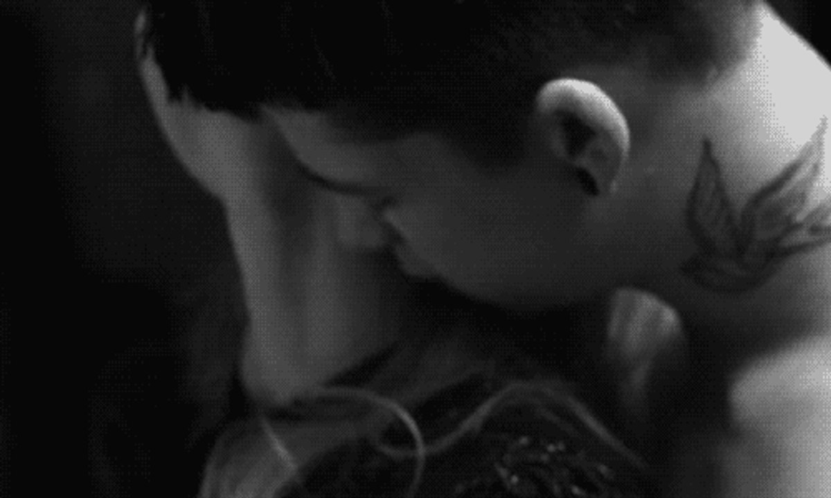 7 Places Your Girlfriend Wants You to Kiss—Besides Her Lips – Most Wanted - Talefeed.com