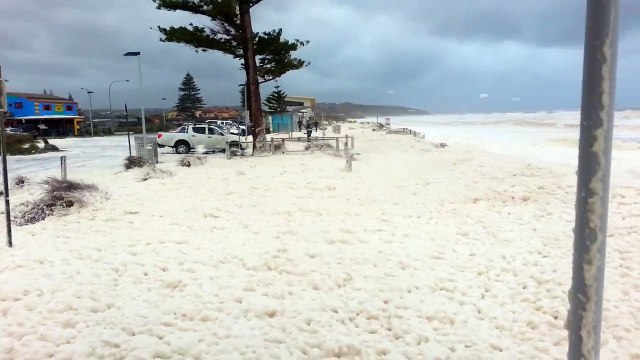 La mer se transforme en neige lors d'une tempête en Australie