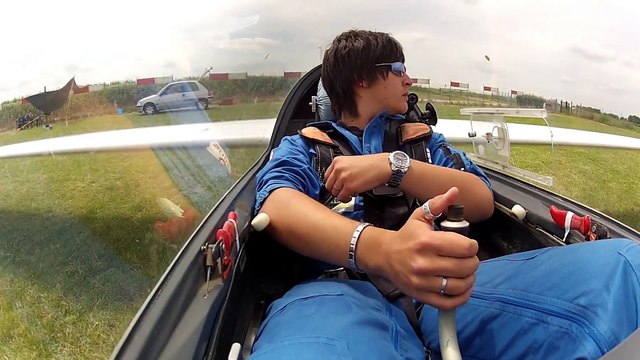 Voltiges aériennes vues de l'intérieur du cockpit d'un avion