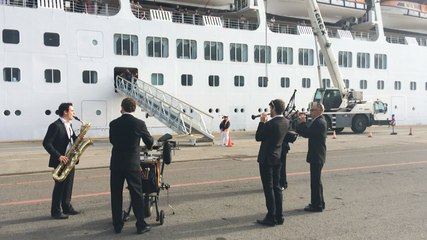 Скачать видео: Saint-Nazaire accueille les 1920 passagers du paquebot Oriana