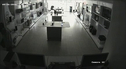 Cámara de seguridad registra hurto dentro de una tienda en el Sambil Caracas