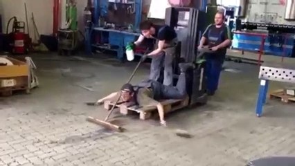 How many men does it take to sweep a floor-_360p'