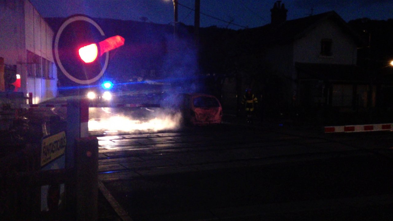 Ardennes : une voiture s'embrase sur les rails à Fumay