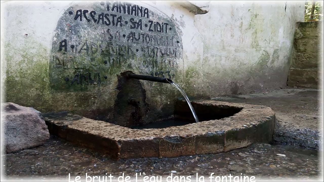 Le bruit de l'eau dans la fontaine