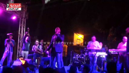 محمود العسيلى يغنى "مجنونة" لايف