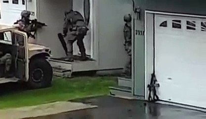 Muestran como a un equipo SWAT se le dificultó forzar una puerta
