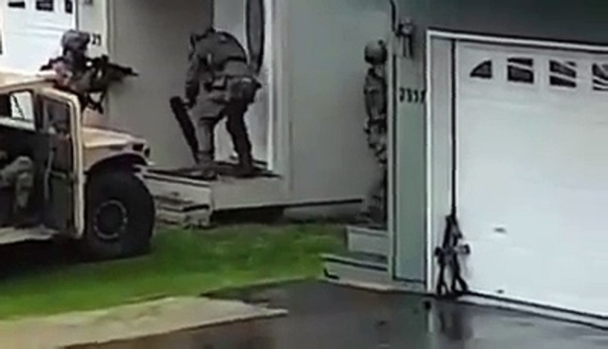 Muestran como a un equipo SWAT se le dificultó forzar una puerta