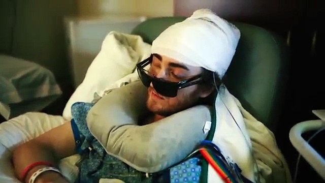 Un hombre salió de cuidados intensivos para conocer a su hijo recién nacido