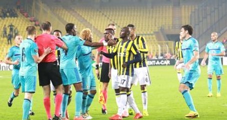Van Der Heijden Emenike'ye Dirsek Attı, Ortalık Karıştı