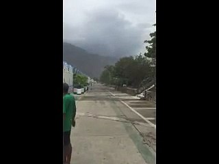Así es el fuerte oleaje en La Guaira por el paso del huracán Matthew