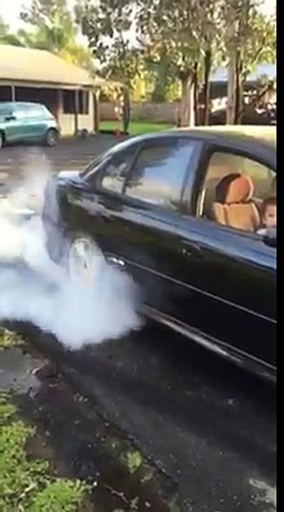 Il laisse son fils de 5 ans faire des burns avec sa voiture
