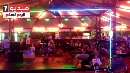 ثعبان الكبرى يخترق ملابس أحد الشباب بخليج نعمة خلال عرض بأحدى الكافيهات