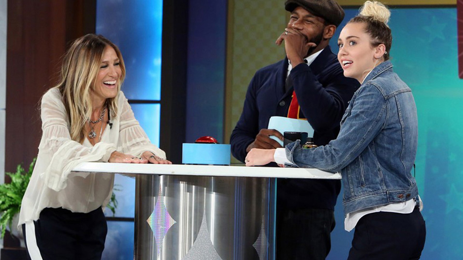 Sarah Jessica Parker and Miley Cyrus Play 'Five Second Rule