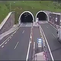 Kaza yapan araç mobese kamerasına uçtu!