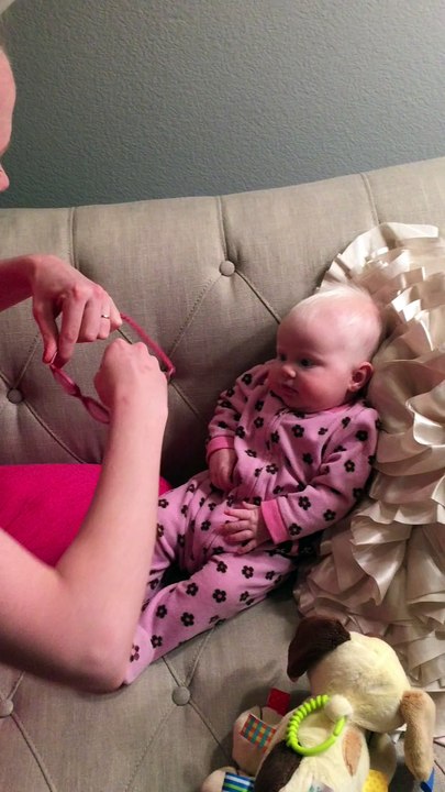 Ce bébé de 3 mois voit sa maman pour la première fois !