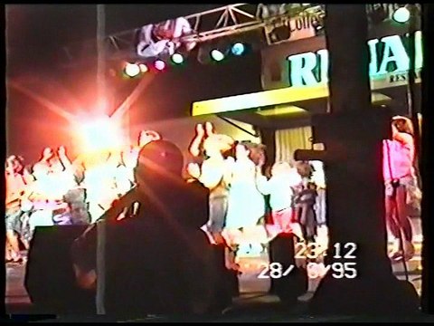 Magali sur scène avec Dave à Bastia en Corse 1995 (AMICO Gaspare) Concert de Dave 28 juin 1995