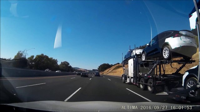 Un bus coupe la route à ce camion qui transporte 8 voiture de luxe Tesla... Chaud