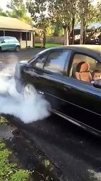 Ce gamin de 5 ans fait un burn avec la voiture de papa