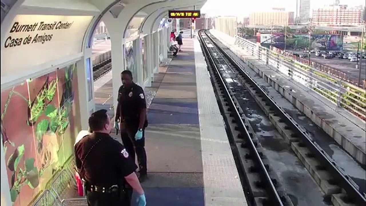 Un flic violente un SDF en train de dormir dans une gare sans aucune raison
