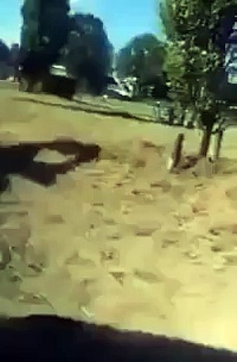 Un motard fou de rage explose la vitre d’une voiture avec son poing
