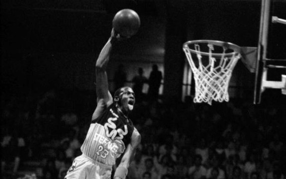 Pub Jordan Brand: le jour où Michael Jordan a fracassé un panneau