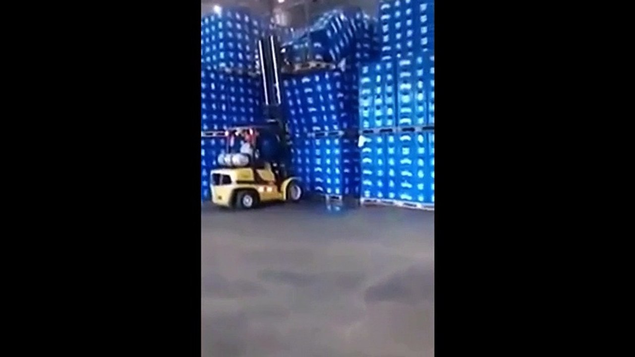Un cariste explose un stock énorme de bière dans un entrepôt