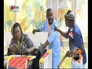 Kouthia menace Maty Dieng avec un gourdin