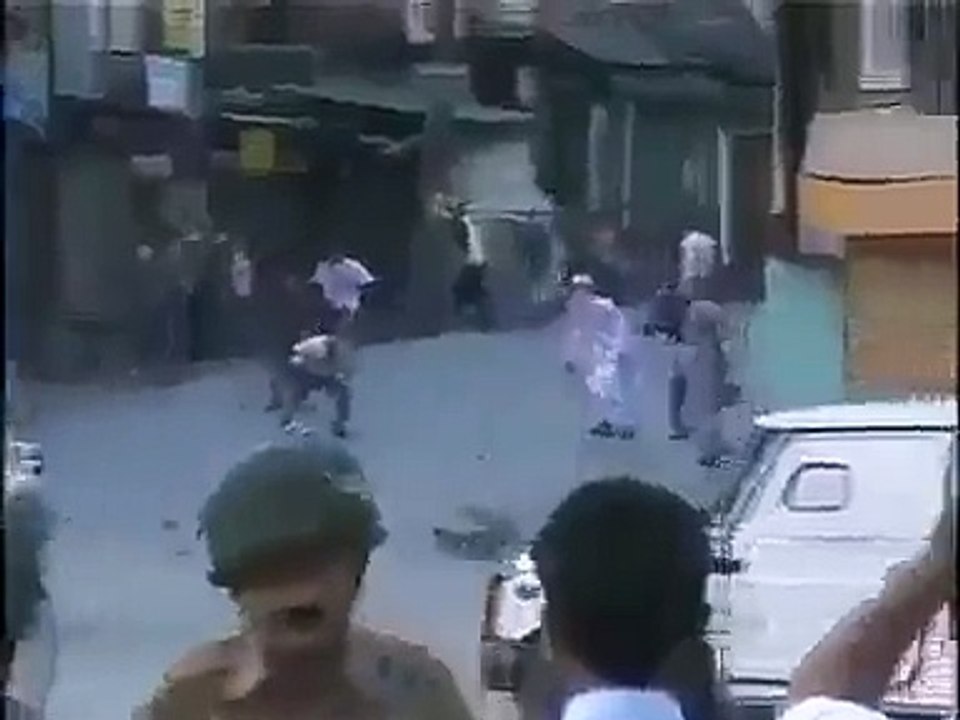 Indian Army retreating | Protests in Kashmir