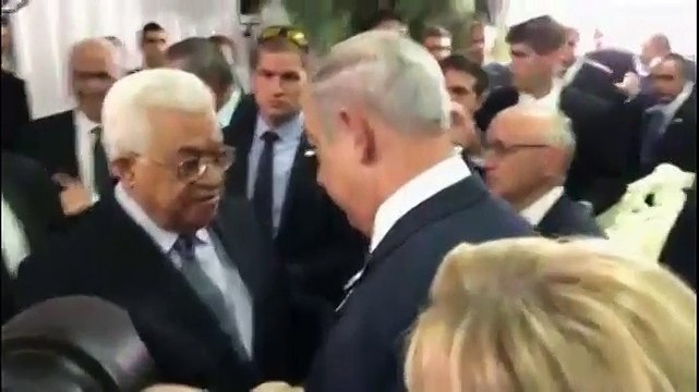 Poignée de mains entre Benyamin Nétanyahou et Mahmoud Abbas avant les funérailles de Shimon Peres