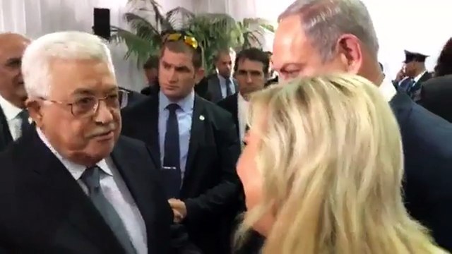 Netanyahu e Abbas apertam as mãos no funeral de Shimon Peres