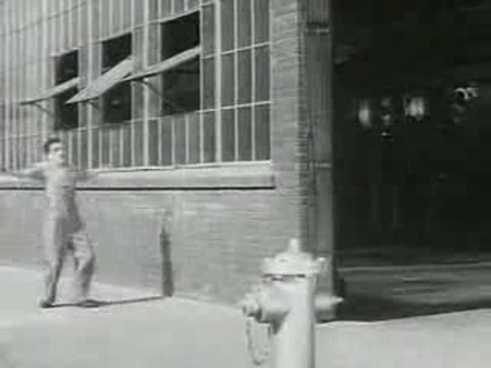 Crazy Chaplin screwing up everything - Modern Times