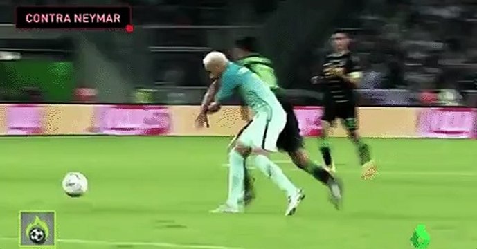 Neymar Jr. terrible simulation in UEFA Champions League match