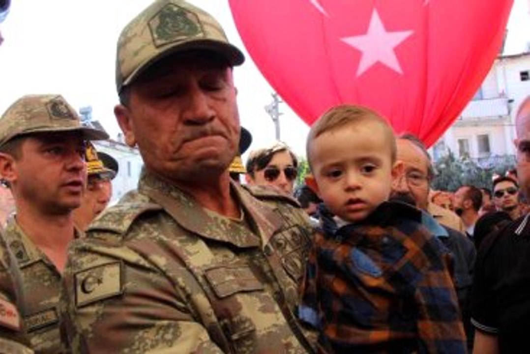 Şehit Yüzbaşı Özgür Özekin Toprağa Verildi