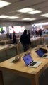 Ce client mécontent détruit un Apple Store à coup de boule de pétanque! Fallait pas l'énerver