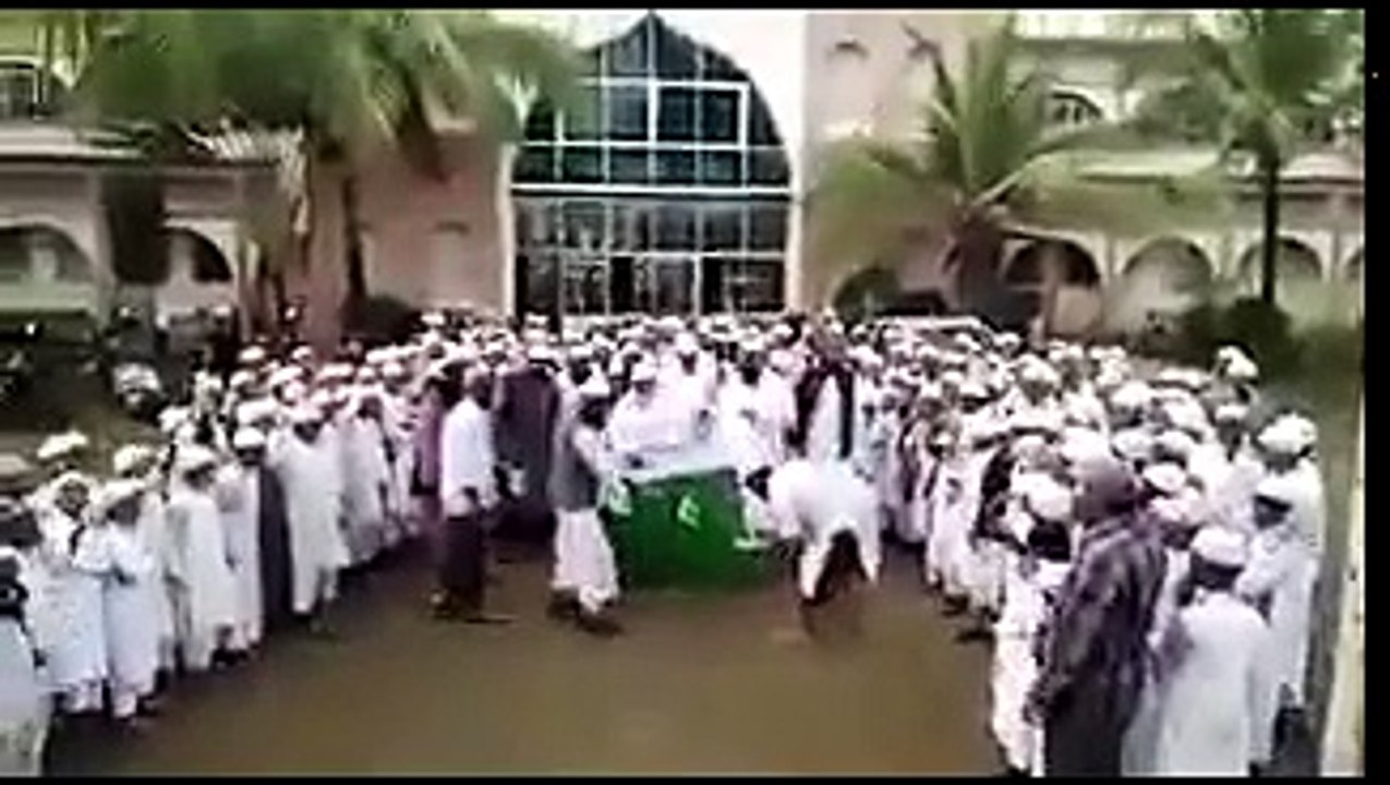 Indian Muslims burning Pakistan flag after Pak India cla sh on LOC