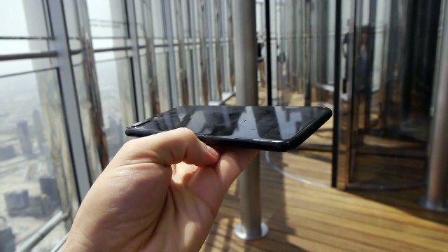 Il balance son iPhone 7 Plus du haut du plus grand gratte-ciel hauteur : 829 m