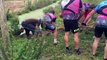 Des cyclistes sauvent un cheval tombé dans un fossé plein de boue