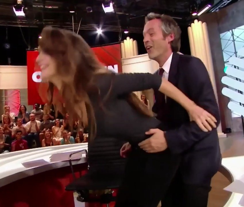 Charlotte Le Bon danse collé-serré avec Yann Barthès