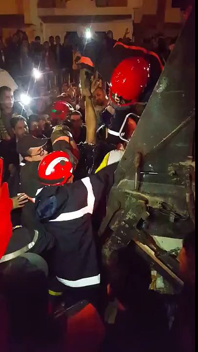 اثناء استخراج جثة تاجر السمك محسن فكري من شاحنة الأزبال بالحسيمة