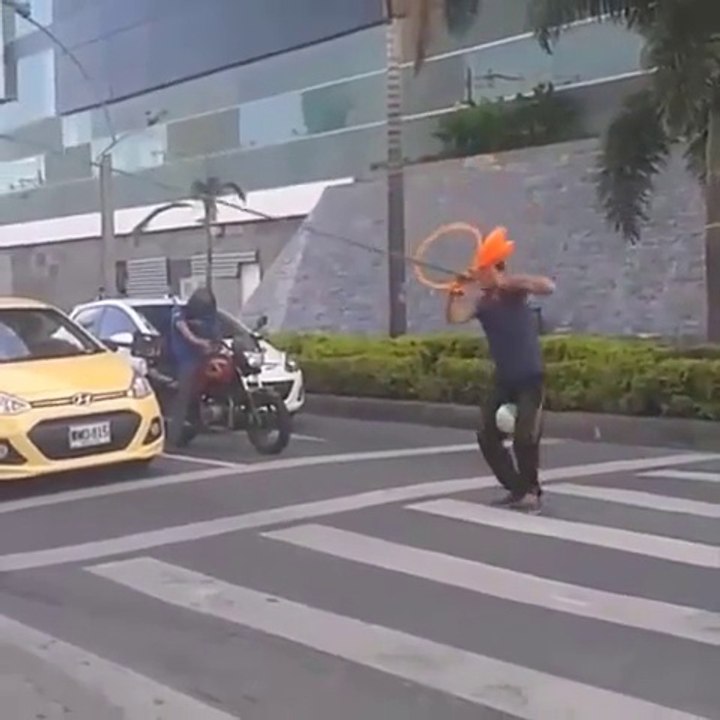 Malabarista  l En las calles de Medellín l c.c  Premium