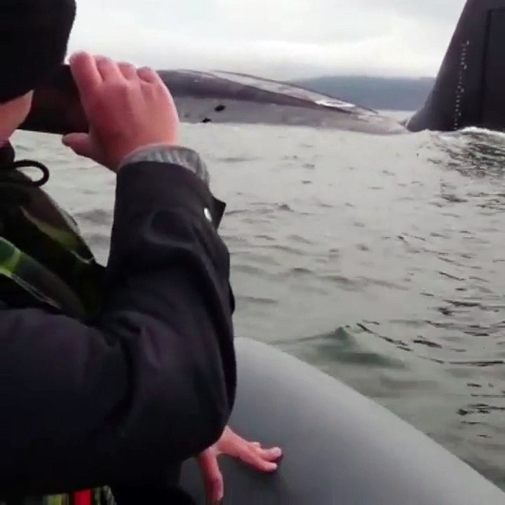 Подводная лодка неожиданно напугала рыбаков