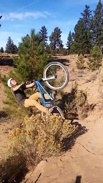 Ce rider à BMX va bien manger la terre... Au sens propre! Chute énorme