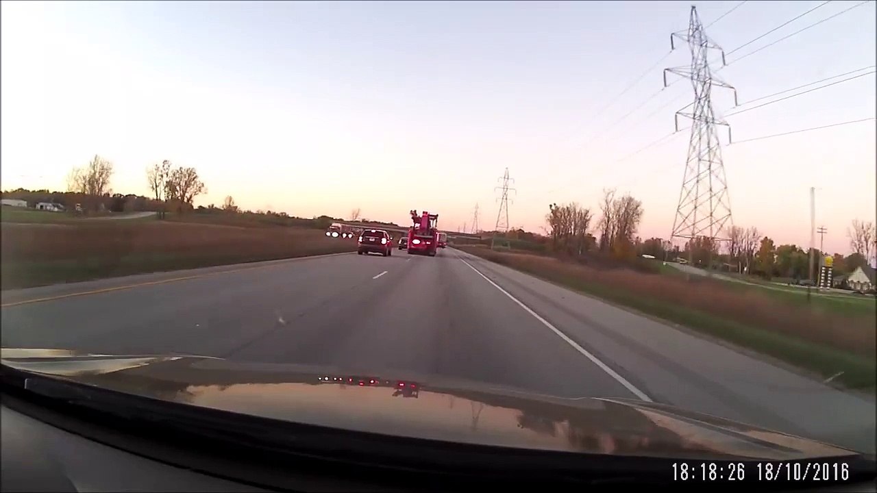 Il se fait couper la route par un camion et se venge de façon débile et dangereuse...