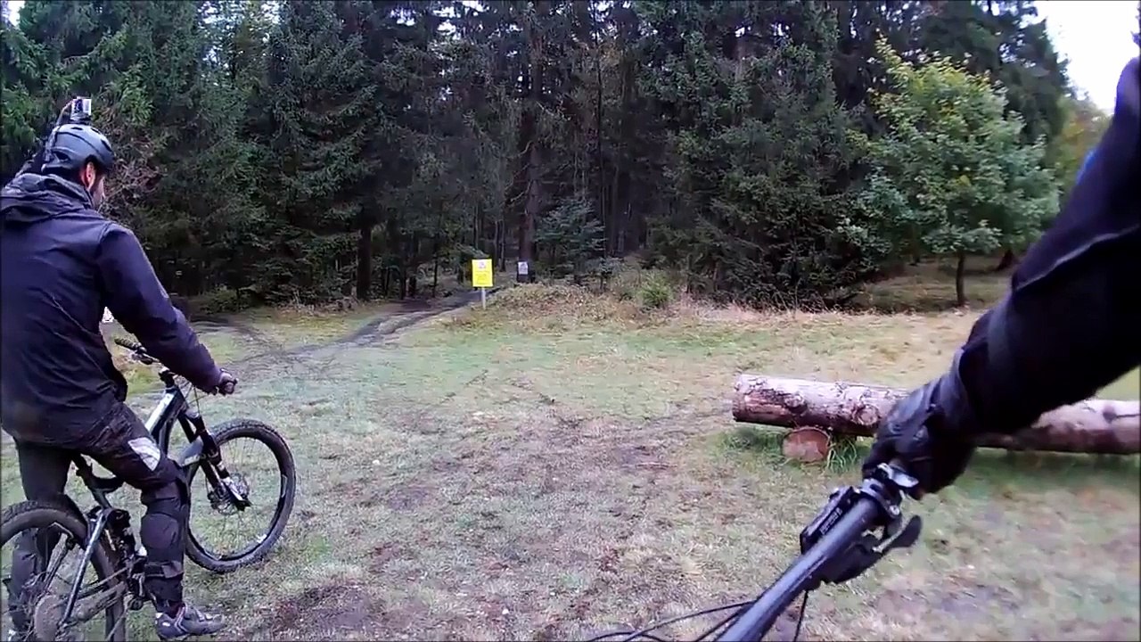 Ce biker veut suivre son pote sur une passerelle mais ça ne va pas se passer comme prévu