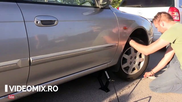 Niciun mecanic nu îți va dezvălui acest SECRET despre mașina ta. Privește cum poți porni o mașină cu bateria moartă!