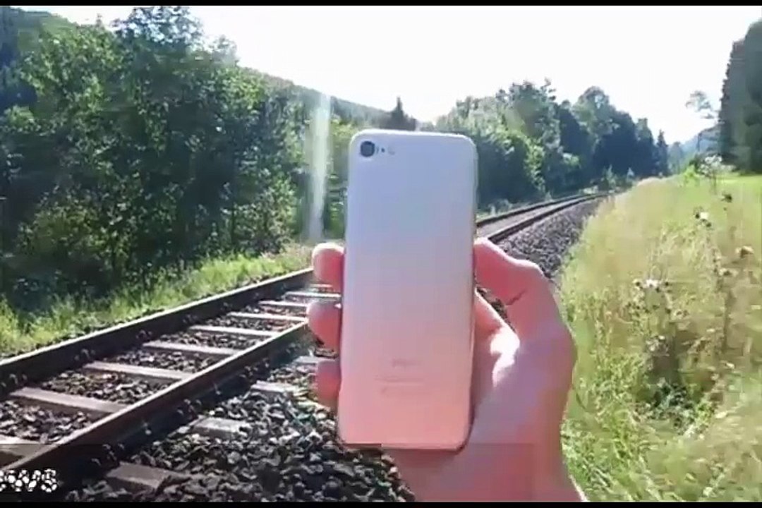 iPHONE 7 VS TRAIN EXPERIMENT