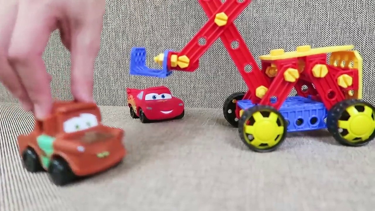 Мультики про машинки: Молния Маккуин и Мэтр. Рабочие машины: Бульдозер. Конструктор для детей.