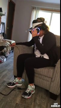Une maman découvre la réalité virtuelle et se pisse dessus